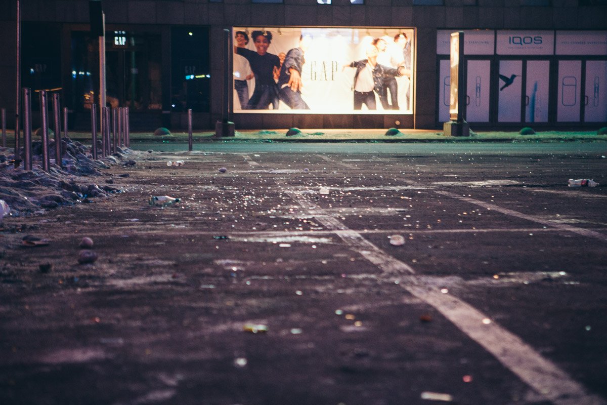 Нашлись и те ценители куража, которые допив бутылку шампанского, разбивали ее об асфальт