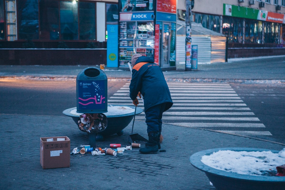 На улицах нет никого, кроме дворников