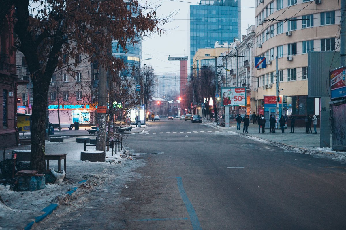 Улицы окутаны звенящей тишиной Улицы окутаны звенящей тишиной