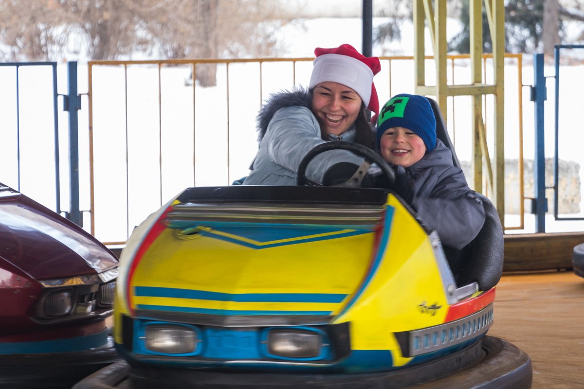 На улицах города слышится громкий детский смех 