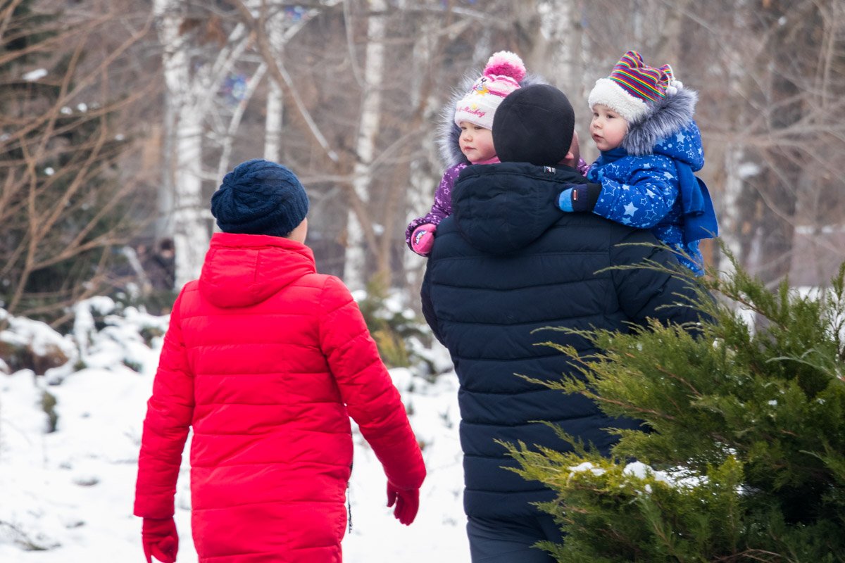 Хорошо у папы на ручках 