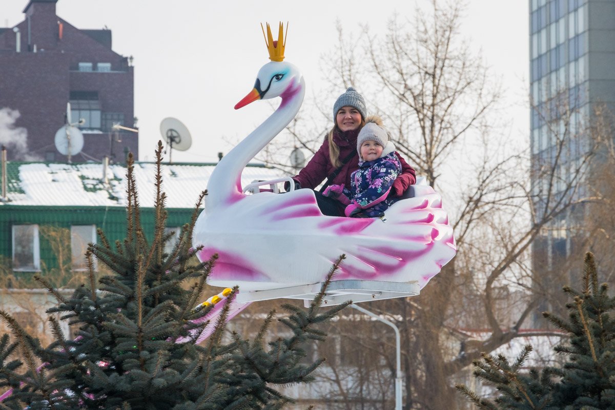 Уговорила маму покататься на аттракционе 