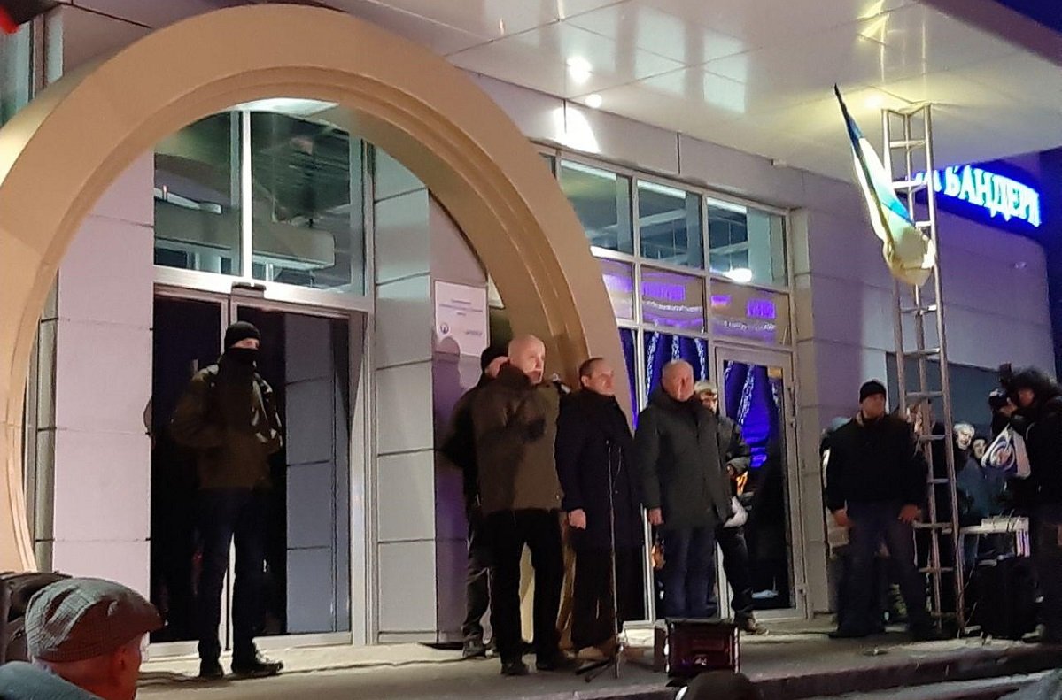 Многие жители Днепра стали свидетелями факельного шествия по городу Многие жители Днепра стали свидетелями факельного шествия по городу