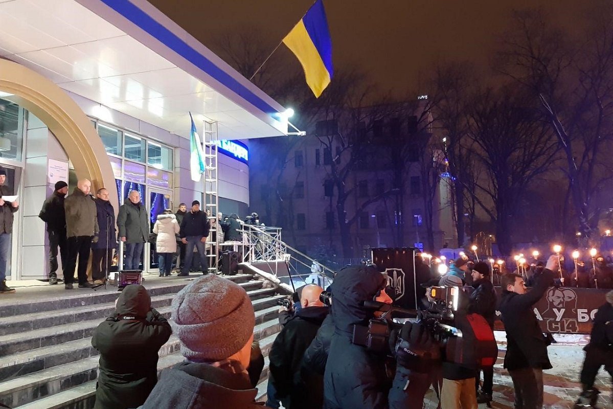 Прохожие недоумевали, что же происходит, а кто-то, не задумываясь, присоединялся и шагал рядом Прохожие недоумевали, что же происходит, а кто-то, не задумываясь, присоединялся и шагал рядом