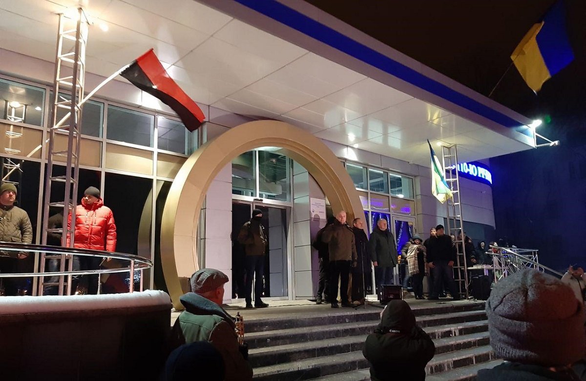 В Днепре проходит марш по случаю 110-й годовщины со дня рождения лидера украинских националистов В Днепре проходит марш по случаю 110-й годовщины со дня рождения лидера украинских националистов