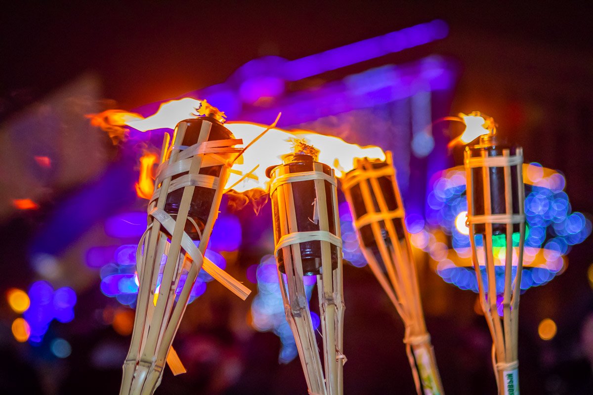 Активисты организаций «С14» и «Сич Днепр» раздали всем желающим горящие факелы Активисты организаций «С14» и «Сич Днепр» раздали всем желающим горящие факелы