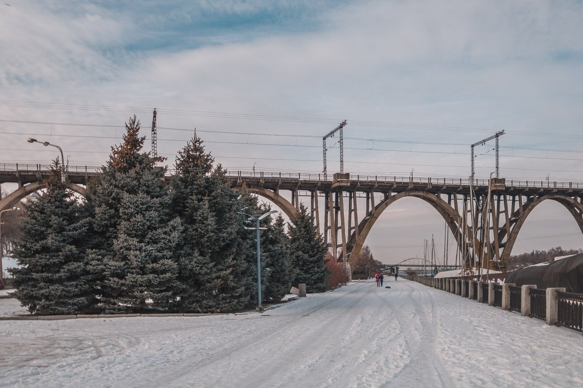 Как хорошо на свете одному Идти пешком с шумящего вокзала