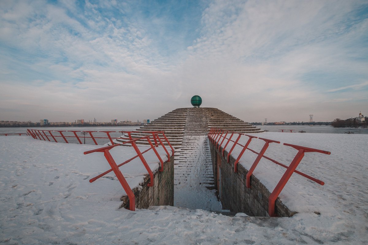 Закат догорал в партере китайским веером, а туча клубилась, как крышка концертного фортепьяно