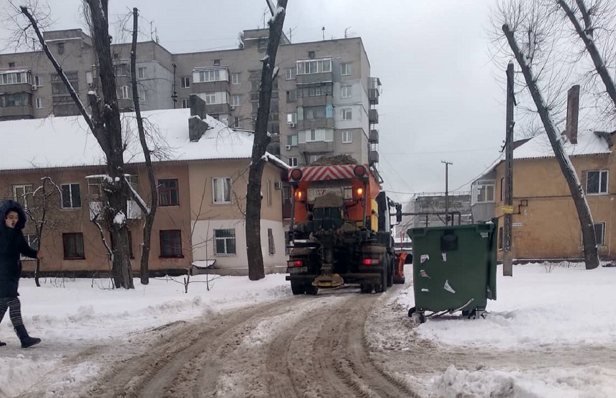 В Днепре в новогоднюю ночь работали более 300 сотрудников коммунальных предприятий