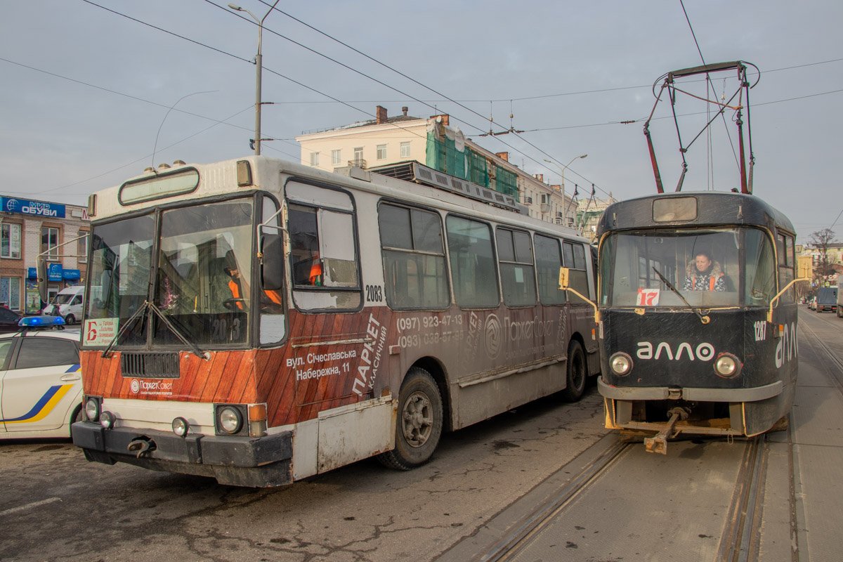 Трамваи и троллейбусы стоят Трамваи и троллейбусы стоят
