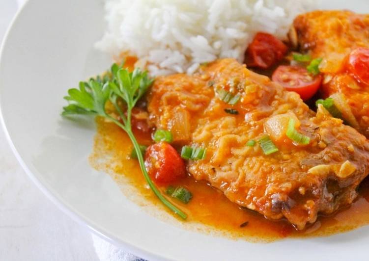 КАРП, ТУШЕНЫЙ С ЛУКОМ