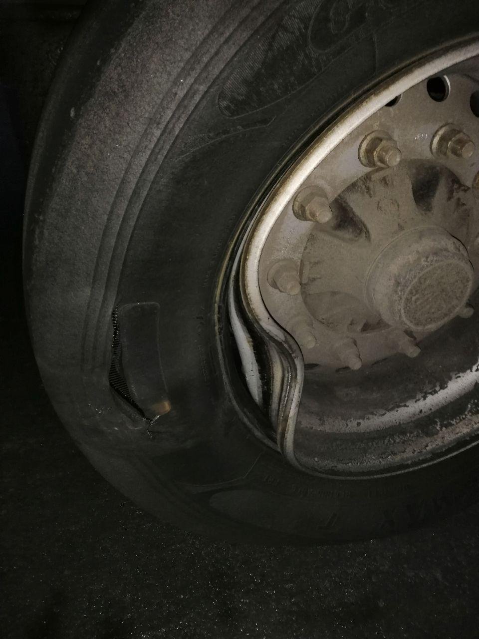 У автомобиля МАН взорвалось колесо