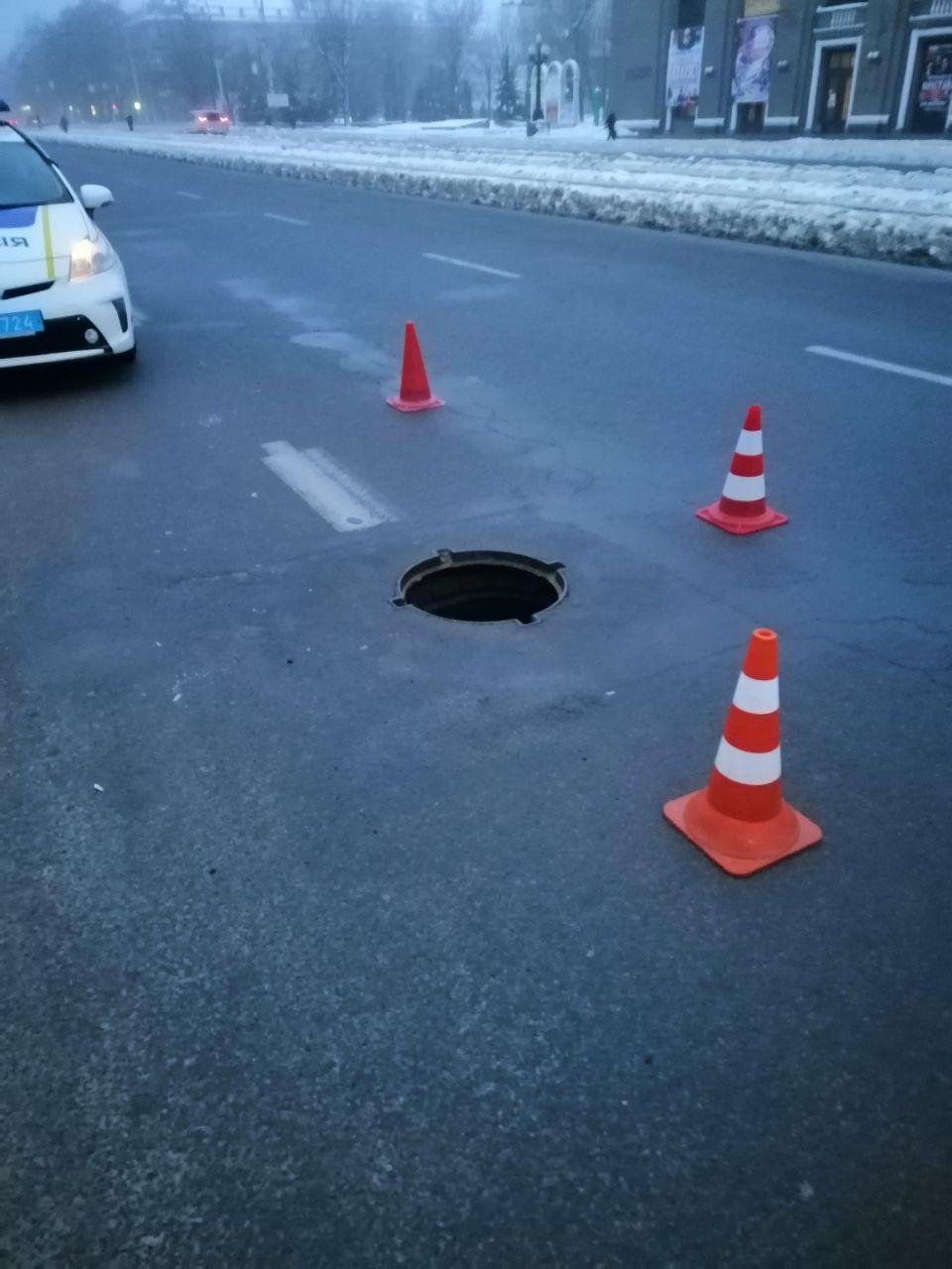 Из-за взрыва сорвало крышу канализационного люка