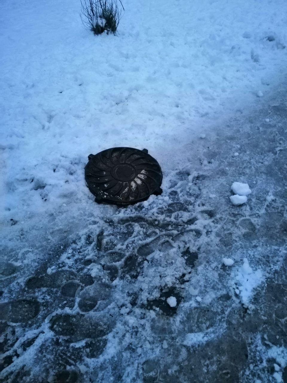 Крышка отлетела в пешехода, который шел по тротуару