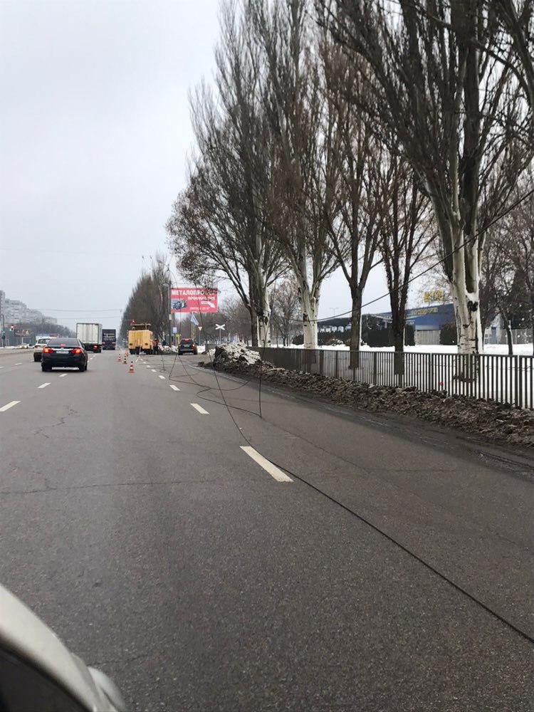 Проводя валяются на проезжей части, поэтому будьте внимательными Проводя валяются на проезжей части, поэтому будьте внимательными