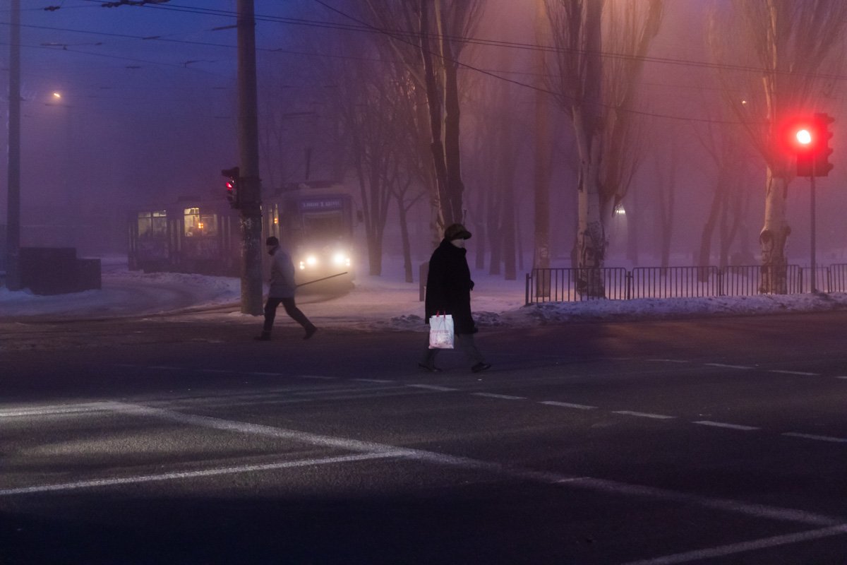 Сонные горожане отправляются на работу