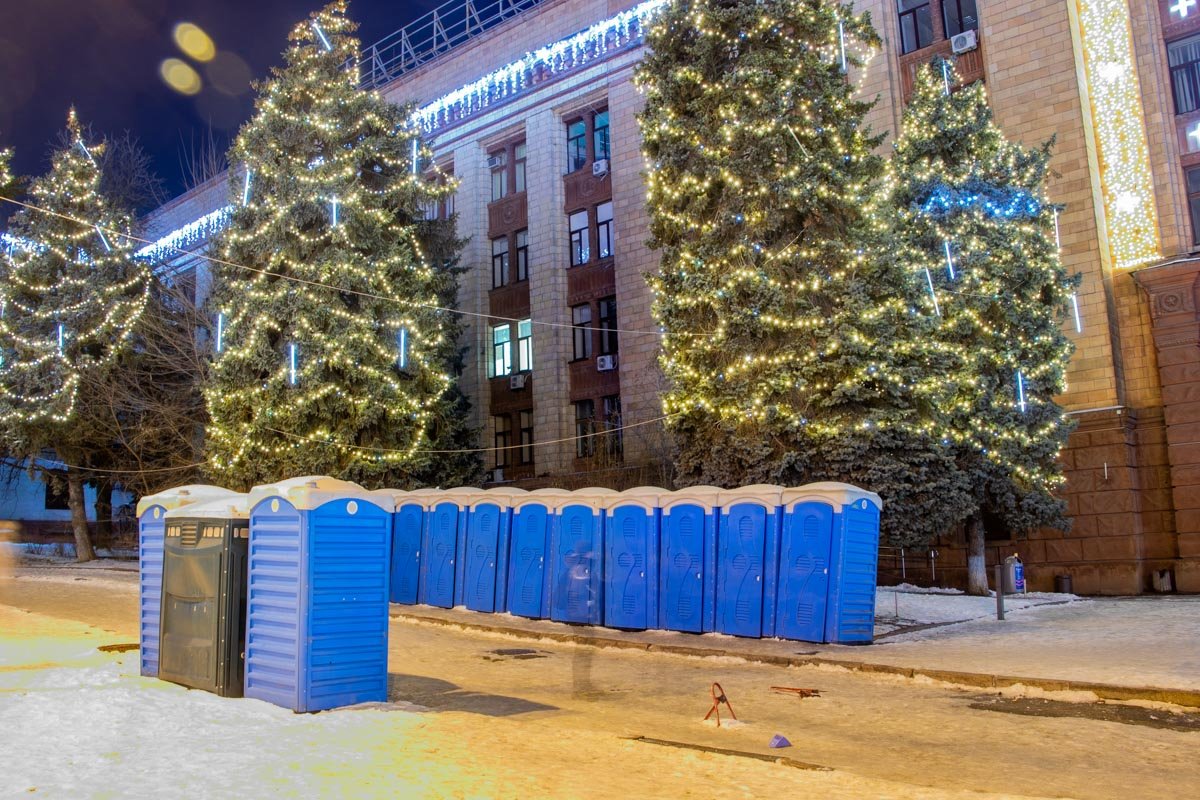 На площади Героев Майдана кабинки также имеются