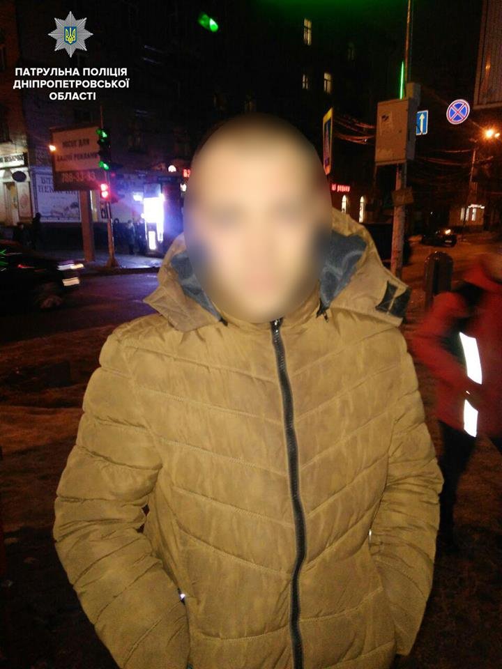 Молодой человек находится в розыске за ограбление, совершенное в Донецкой области Молодой человек находится в розыске за ограбление, совершенное в Донецкой области