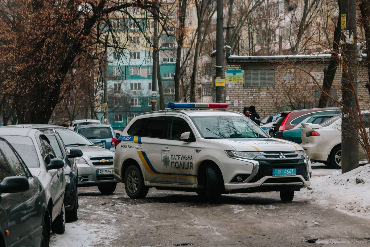 Полиция перегородила въезд во двор