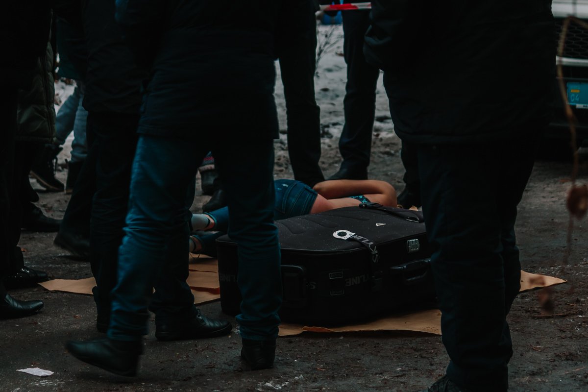 Она была с оголенным торсом — в бюстгальтере, и в джинсах