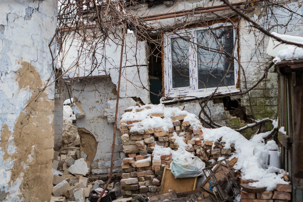 Владелец находился во дворе, когда дом рухнул Владелец находился во дворе, когда дом рухнул