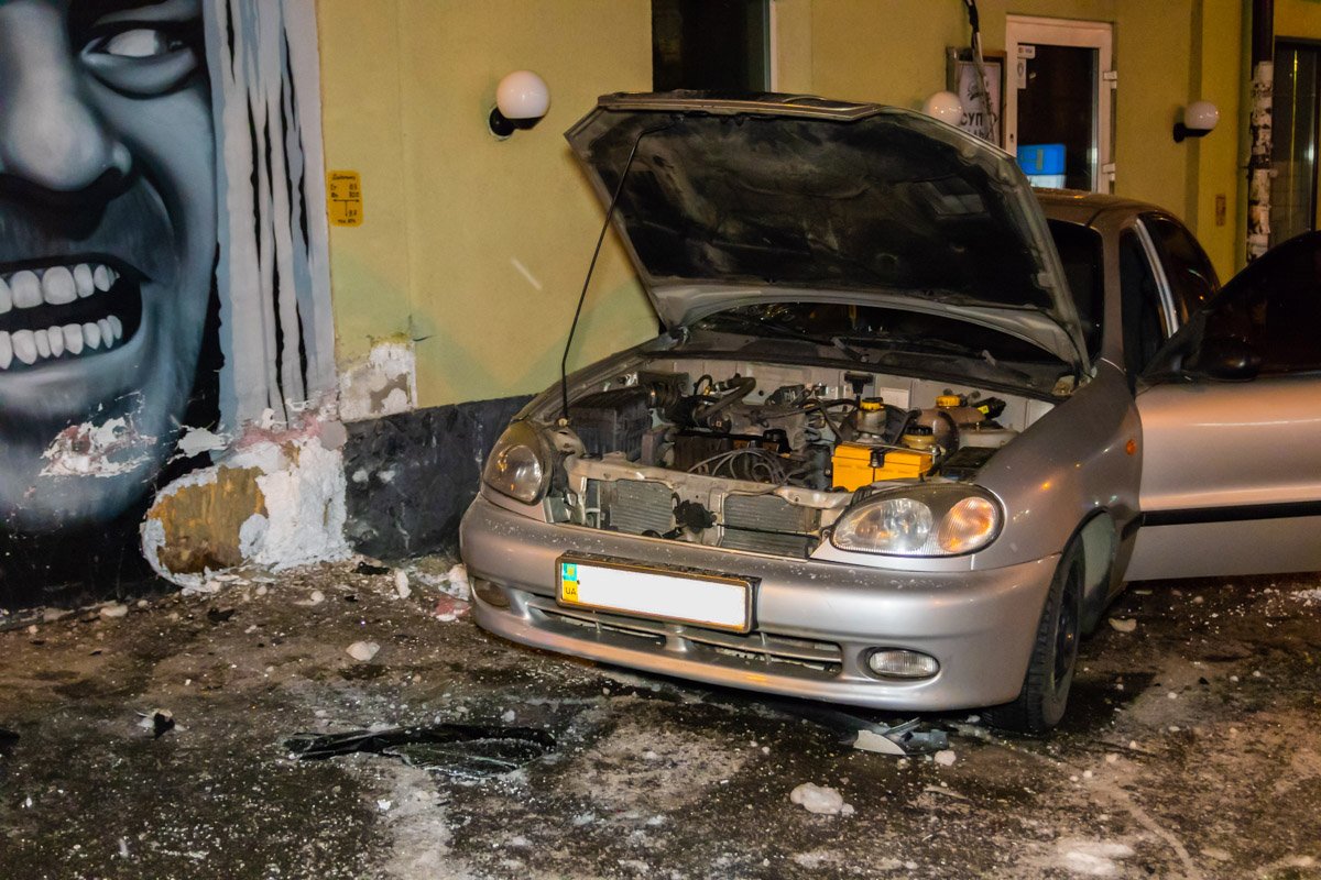 Daewoo отбросило под стену здания