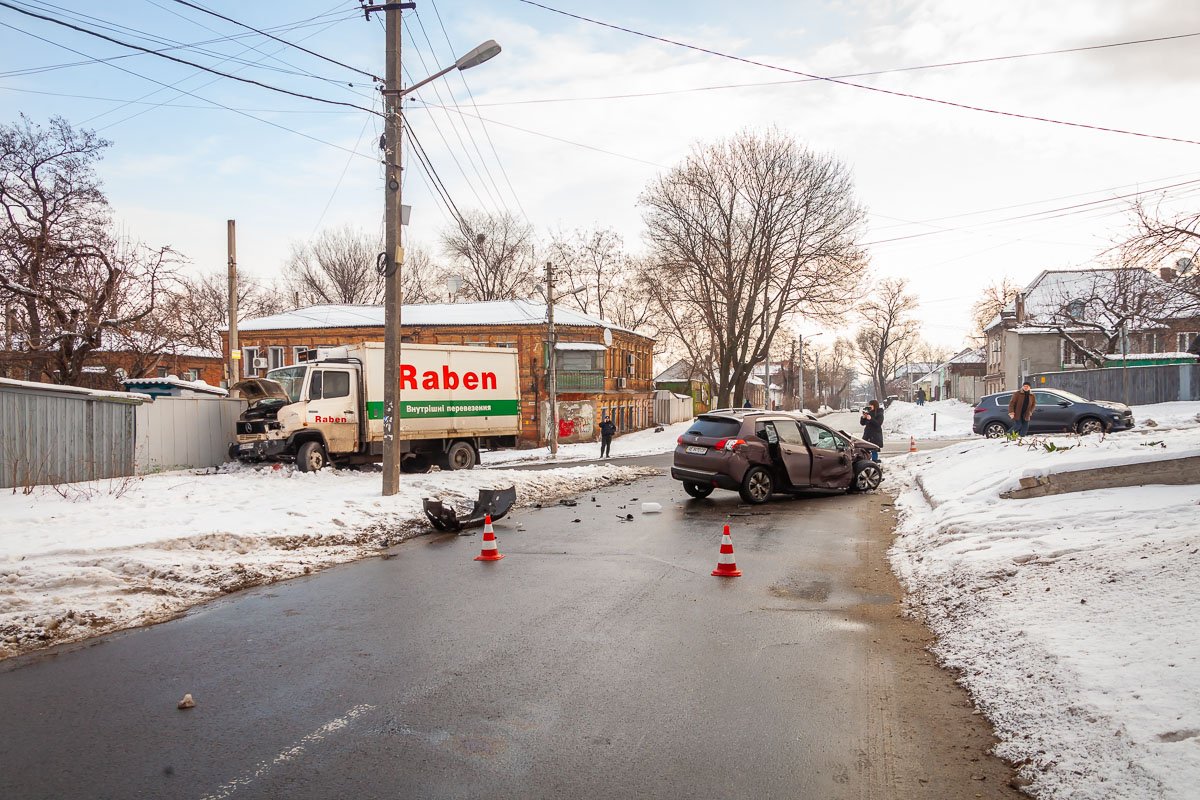 В Днепре столкнулись Peugeot и Mercedes В Днепре столкнулись Peugeot и Mercedes