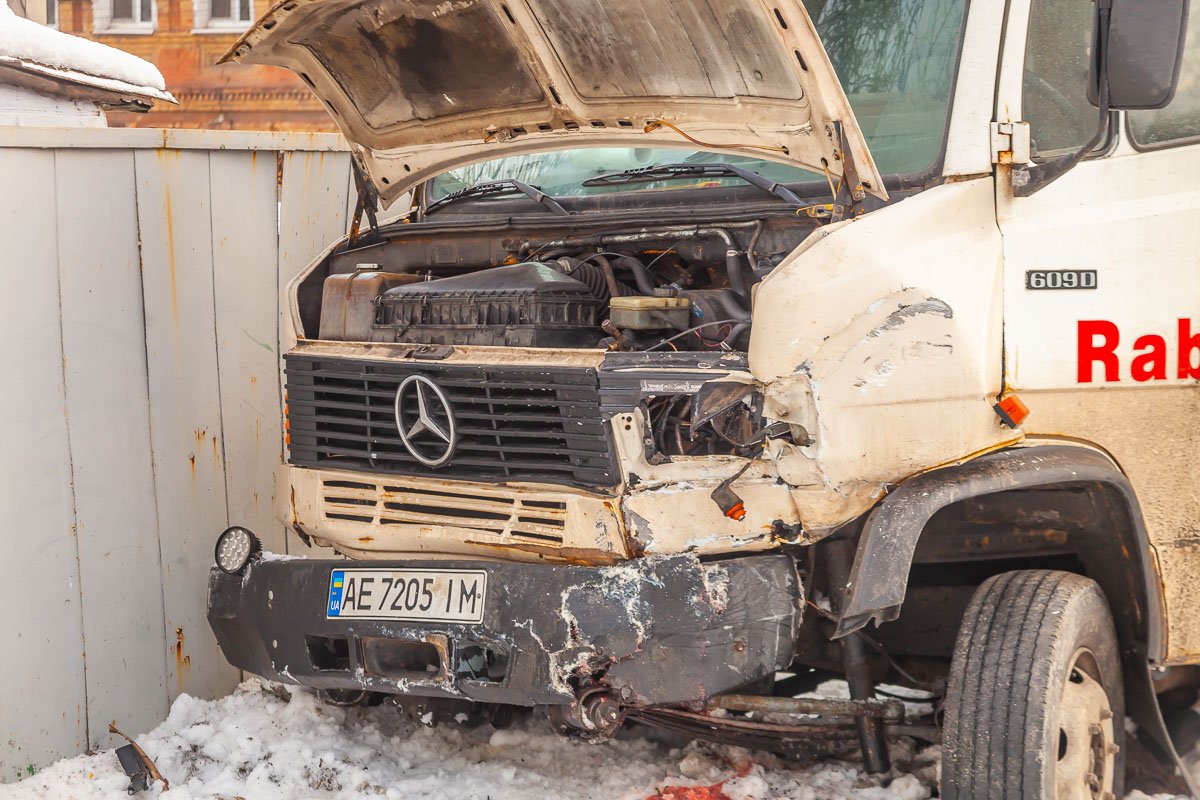 Из-за сильного удара грузовик влетел в забор частного дома Из-за сильного удара грузовик влетел в забор частного дома