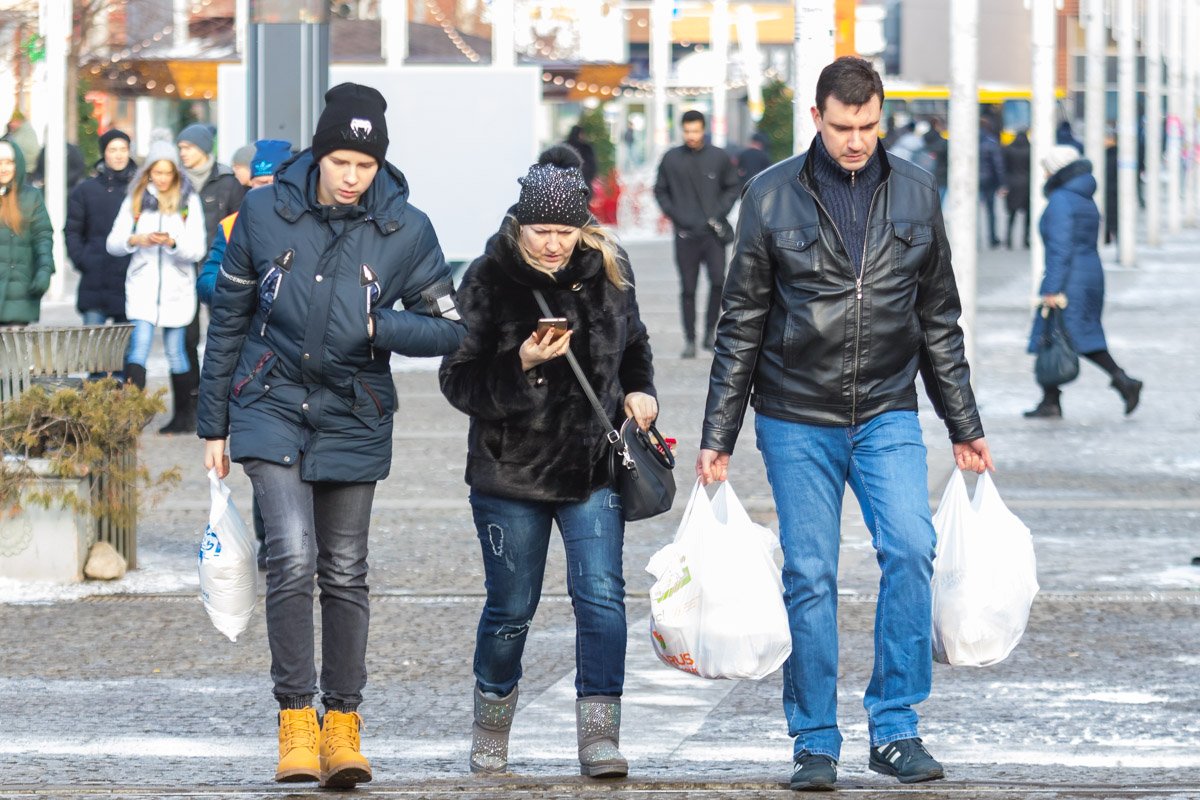 -Значит так: ты, сын - моешь полы, а ты, муж - чистишь картошку -Значит так: ты, сын - моешь полы, а ты, муж - чистишь картошку