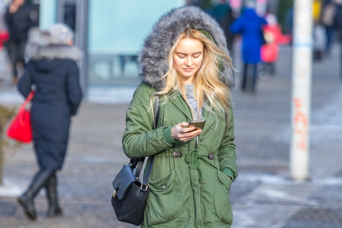 - Интересно, он уже лайкнул мою новую фотку? - Интересно, он уже лайкнул мою новую фотку?