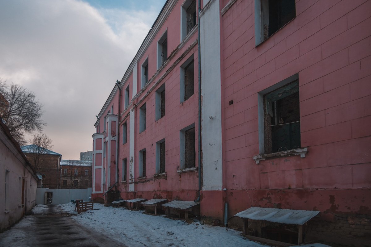 Неизвестно, что движет людьми, которые красят здания в этот цвет