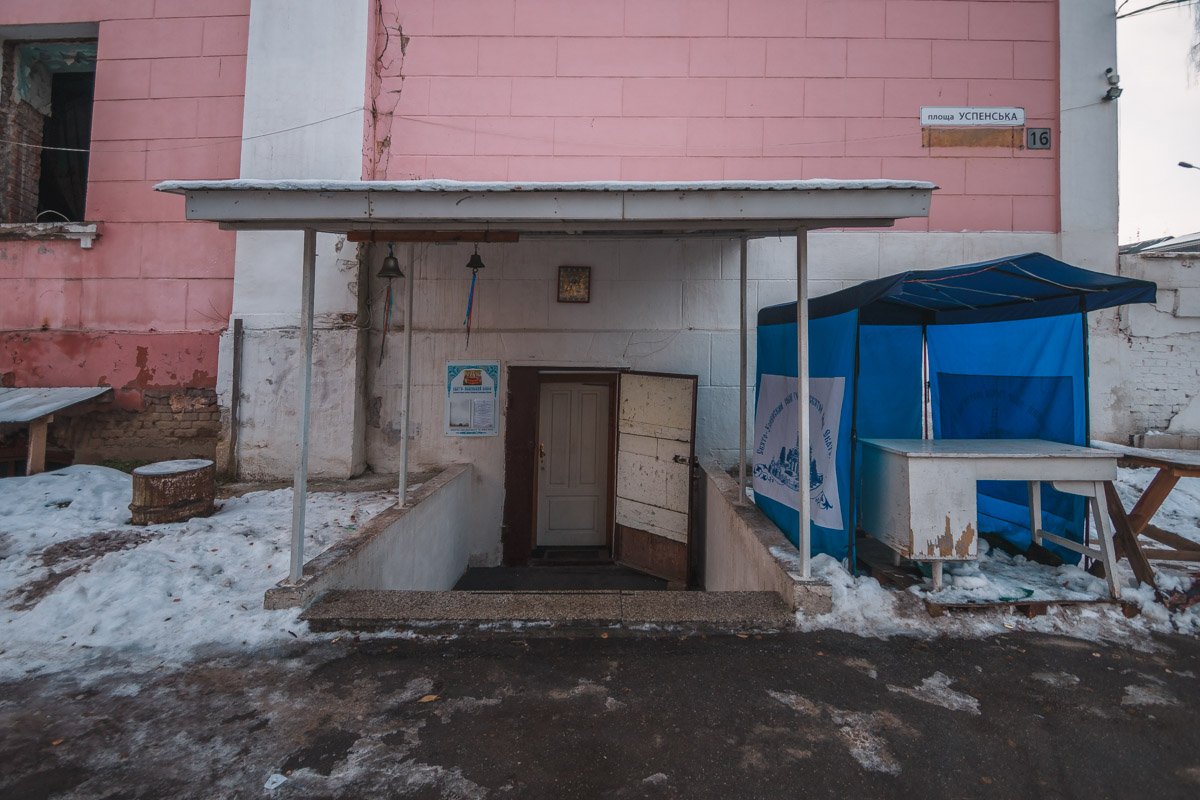 Сейчас все служения проходят в маленьком нижнем Храме