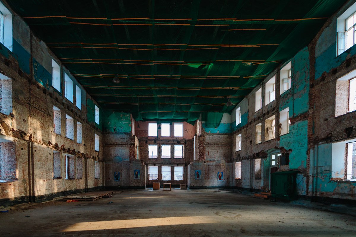 Сейчас внутри храма - пустота и безысходность