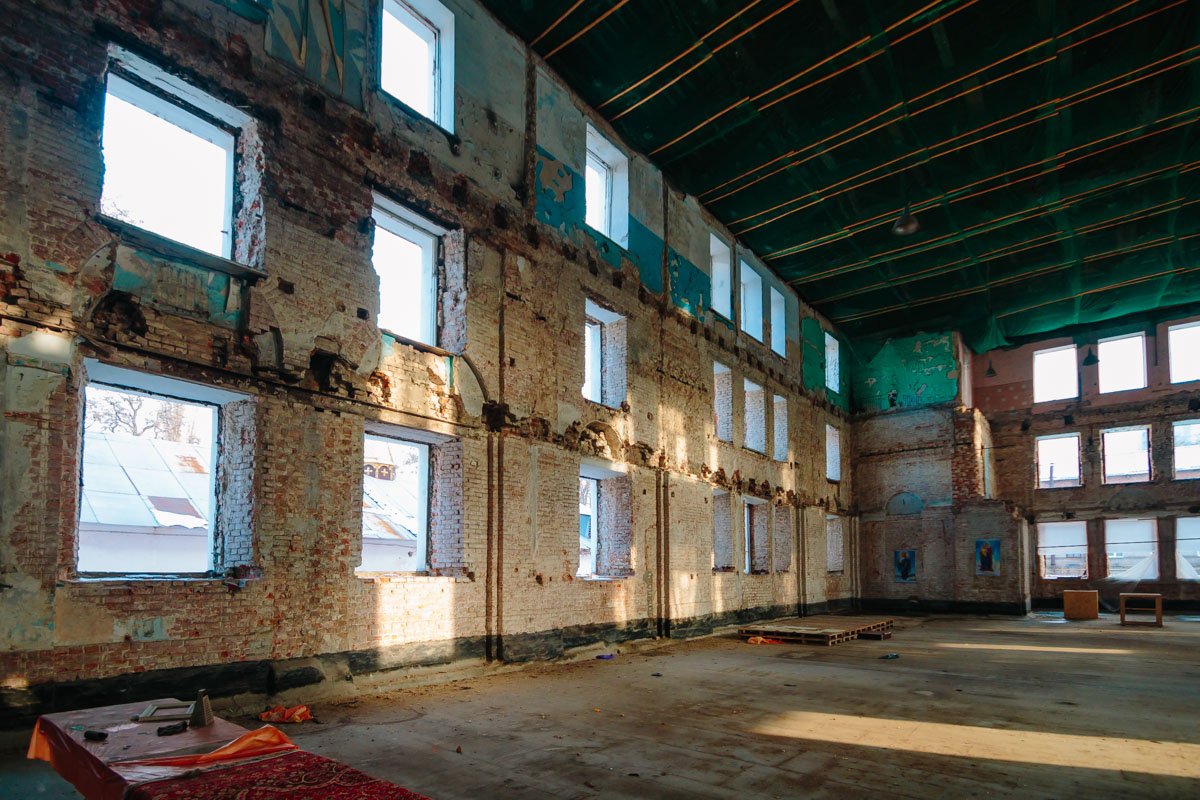 О былой эпохе напоминает лишь старенькие кирпичные стены