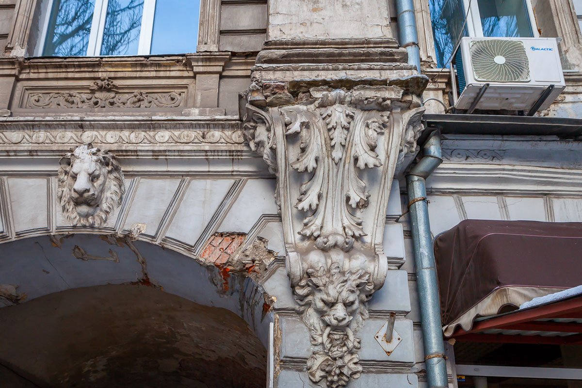 А вот некоторые части фасада нуждаются в реставрации