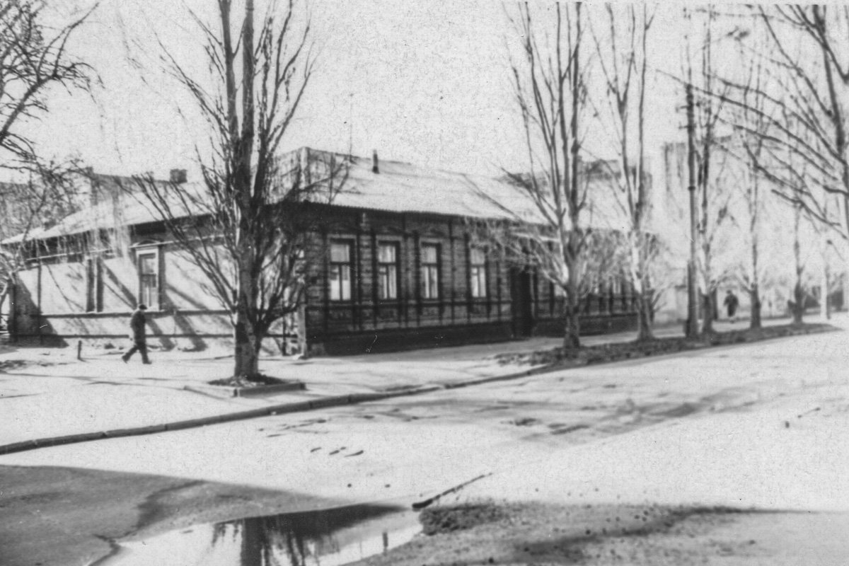 Улица застраивалась медленно