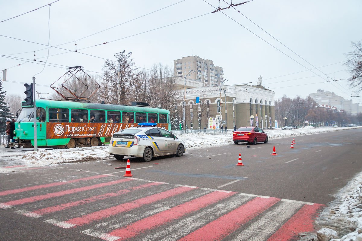 Место аварии огородили конусами, движение затруднено