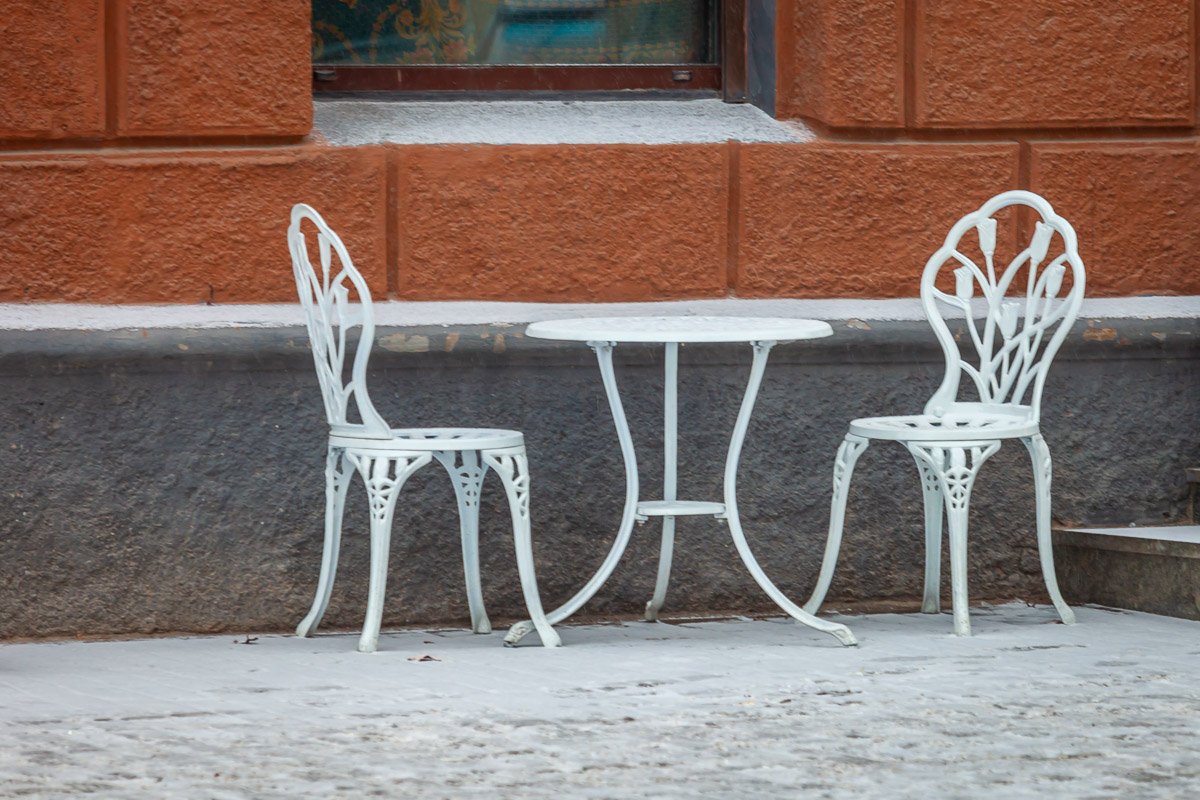 Зима делает улицы города одинокими