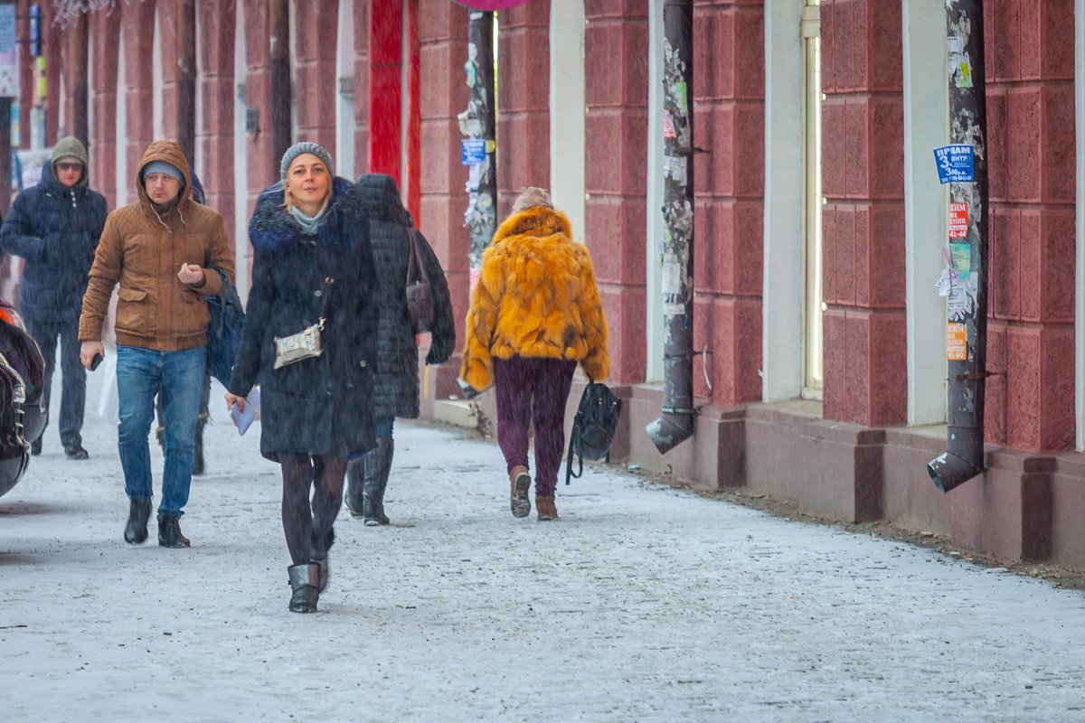 Снег покрывает город пеленой