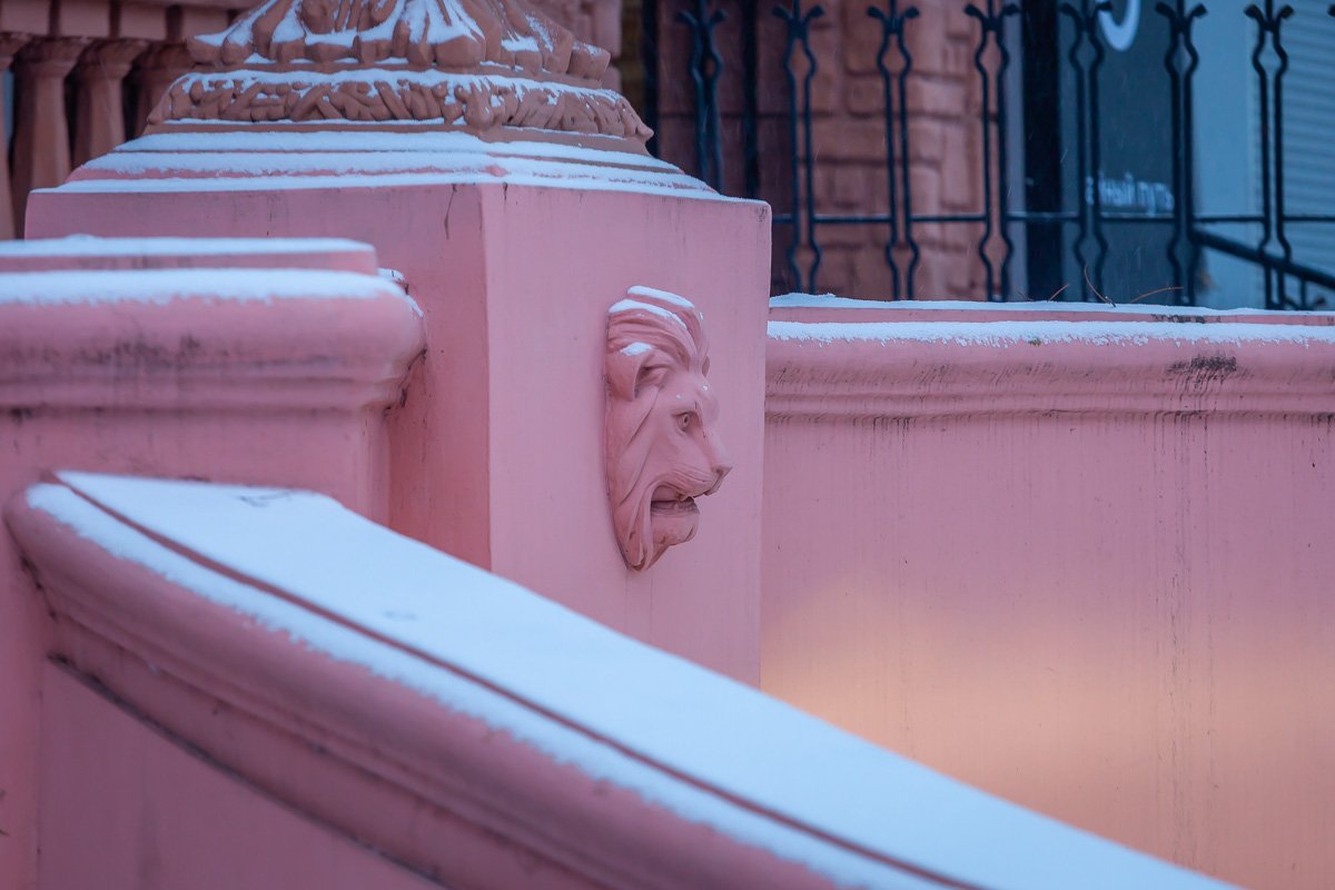 Снежок ласково укрывает город