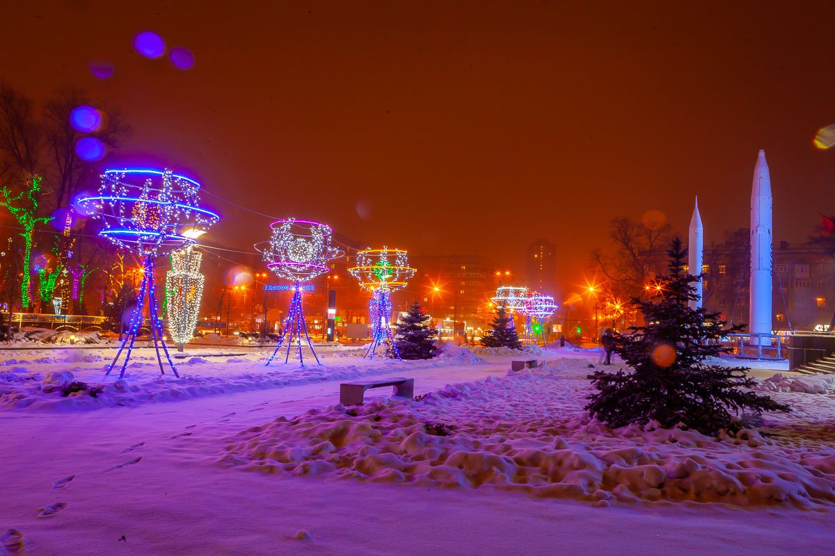 Скрип шагов вдоль улиц белых, Огоньки вдали; На стенах оледенелых Блещут хрустали.