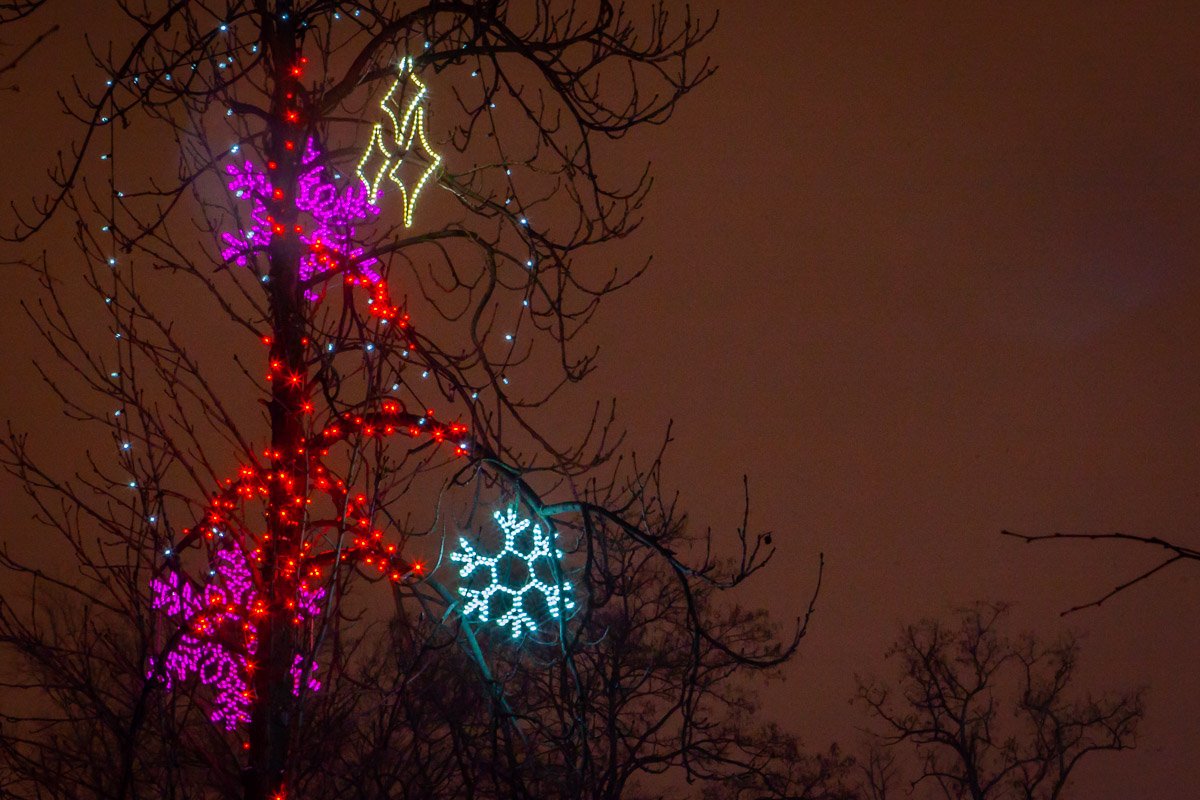 Снег идёт на белых лапках Тихо, радостно. Впервые. Все столбы надели шапки Чуть направо снеговые.