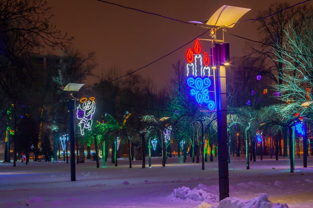 А у нас сегодня утром, аккурат на Рождество, неожиданно и мудро выпал снег. Люби его!