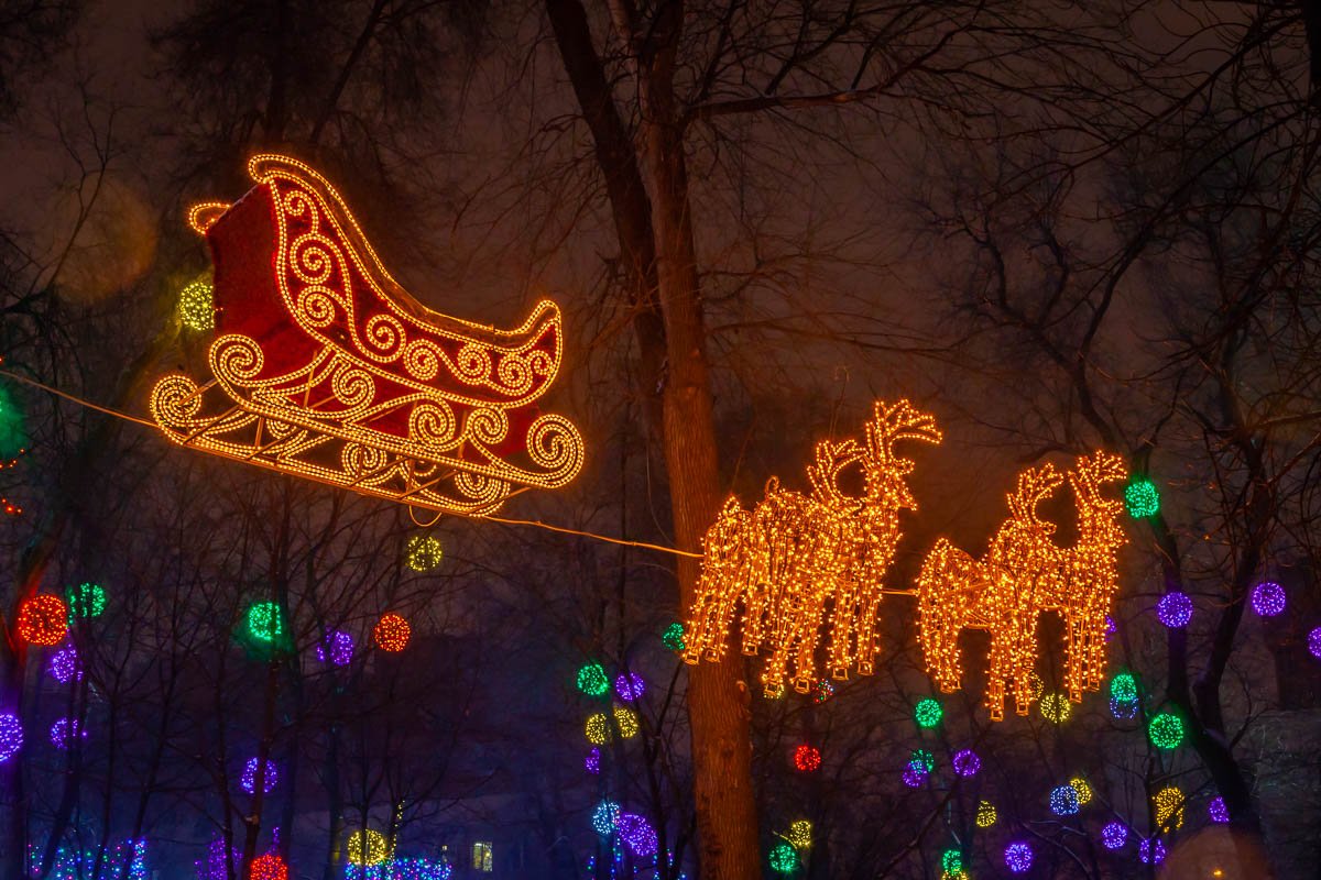 Вечер огнями украсил столицу, Снег её блеску кружился в награду, Много ль влюблённым для радости надо? В городе, в час волшебства снегопада!