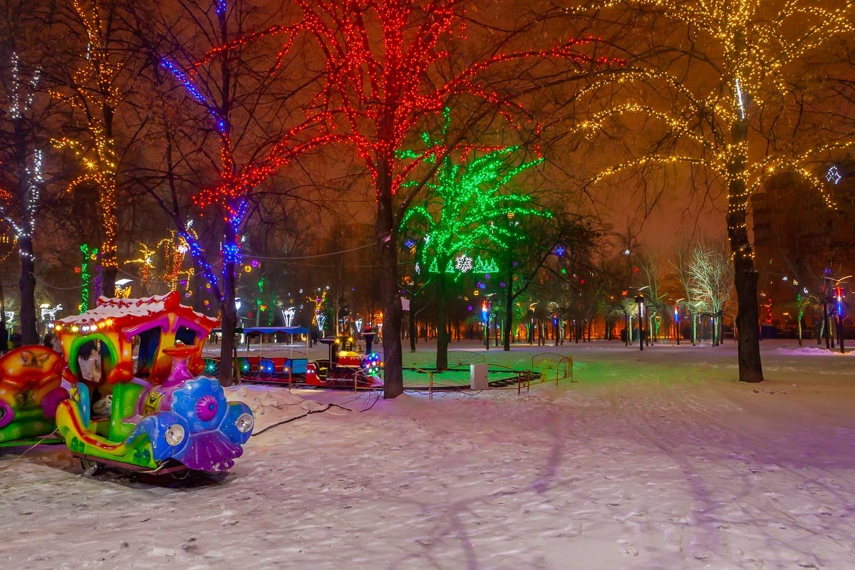 Вези меня, ледянка, в детство, Где мне ещё не больно падать, Где «Чур» от всех напастей средство, Где каждая снежинка – радость