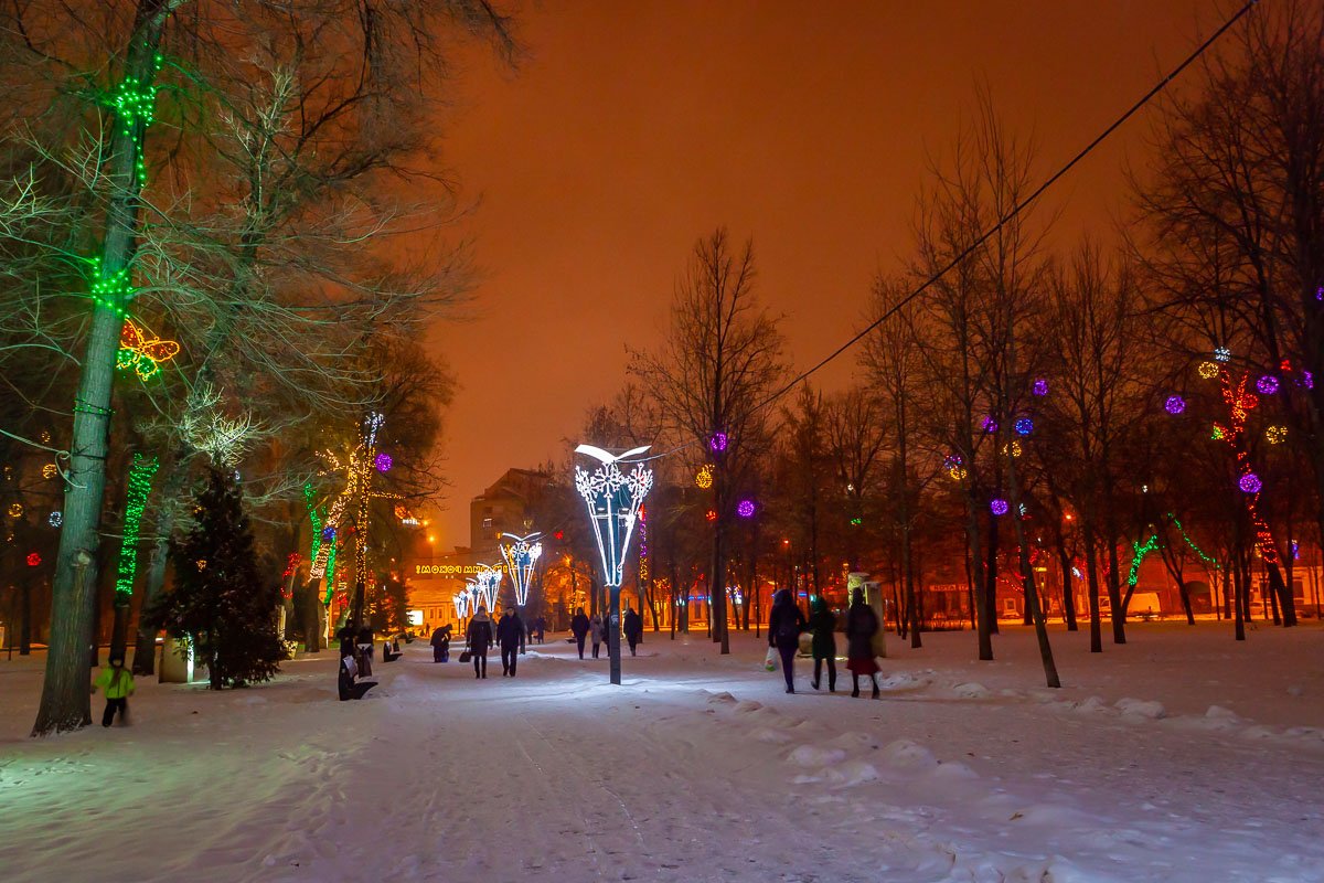 Пусть снова снег, зиме в угоду, Все улицы запорошил, Но ведь весна — не время года, А состояние души!