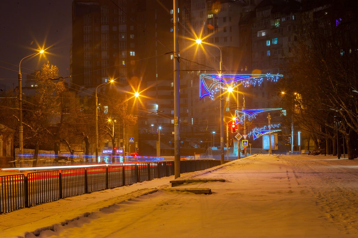 Если холодно — это не значит зима, Если жар пробивает — не значит, что лето. Это просто бывает душа холодна Или кем-то любимым согрета.