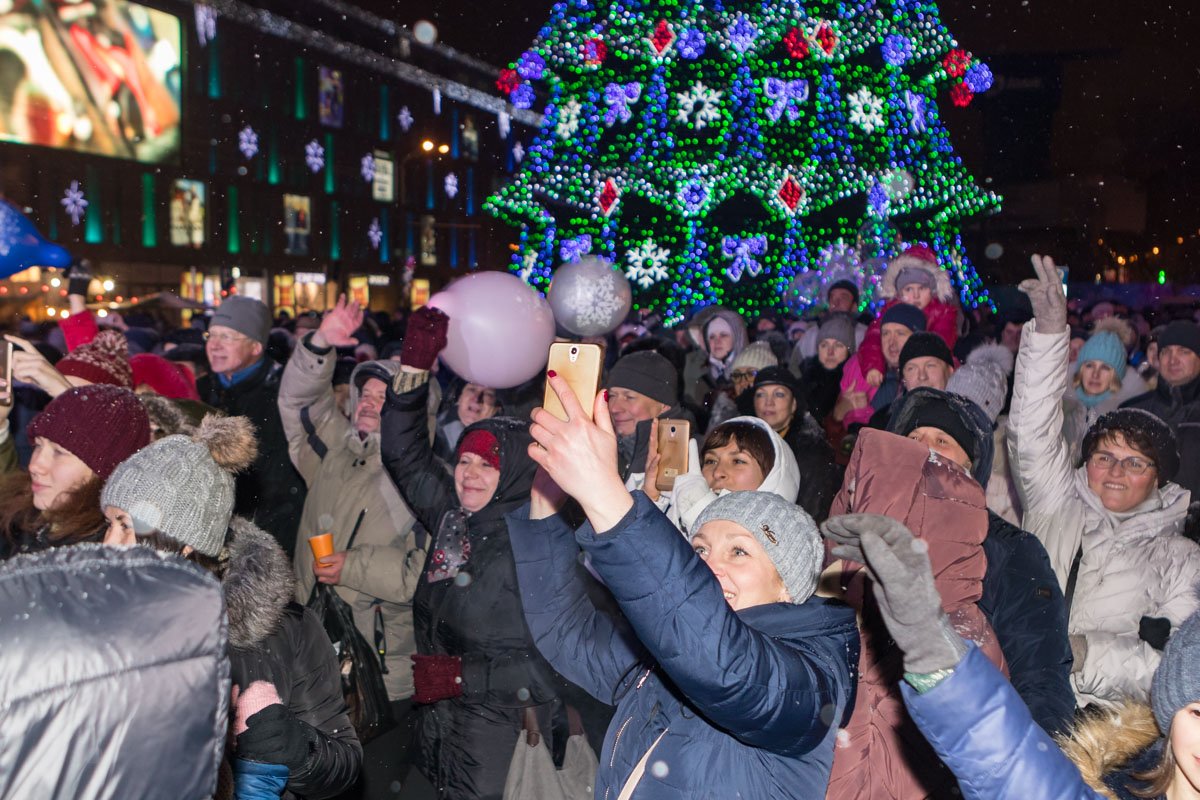 Все пели и танцевали