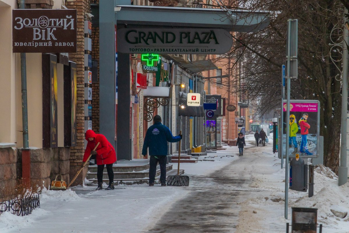 Тротуары также очищают