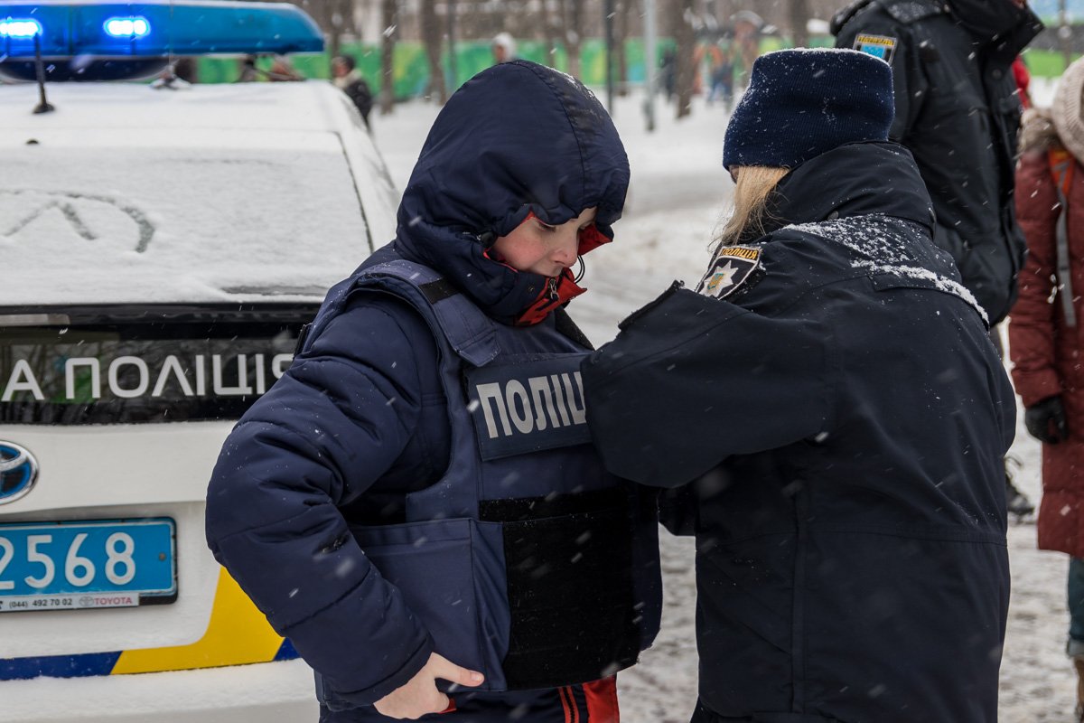 А броник, оказывается, тяжелый А броник, оказывается, тяжелый